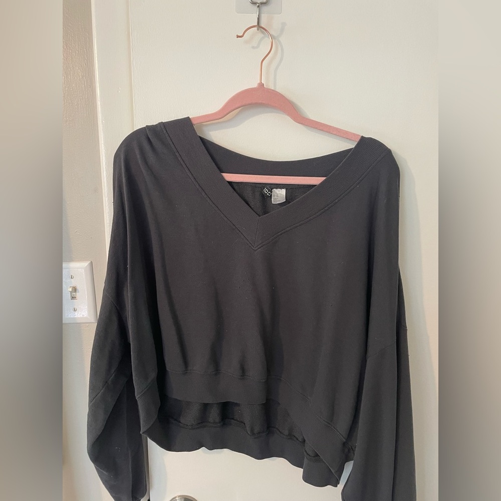 H&M cropped v-neck shirt